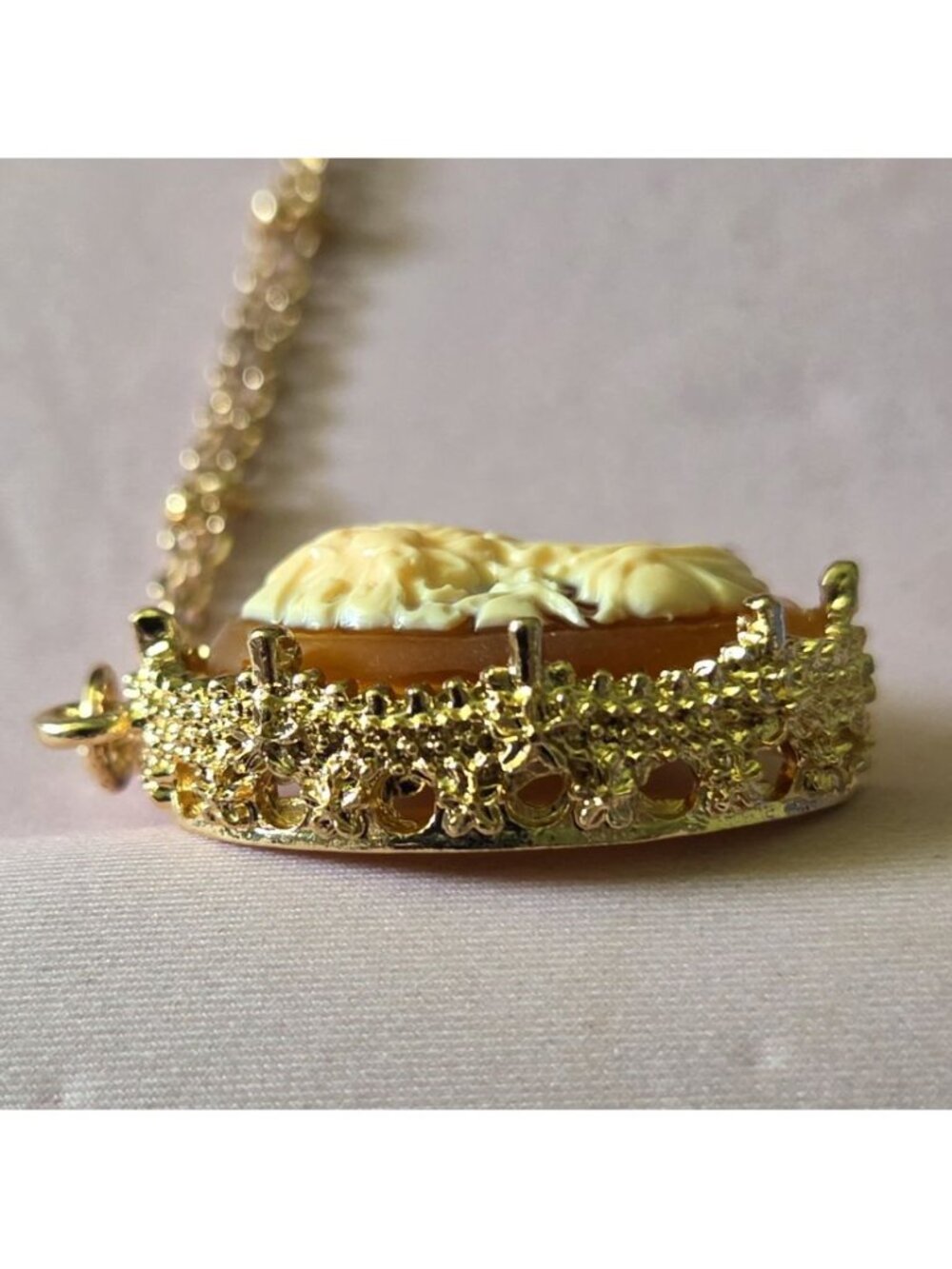 Vintage Gold Tone Molded Resin Cameo Pendant Necklace Victorian Bridgerton - Picture 6 of 11